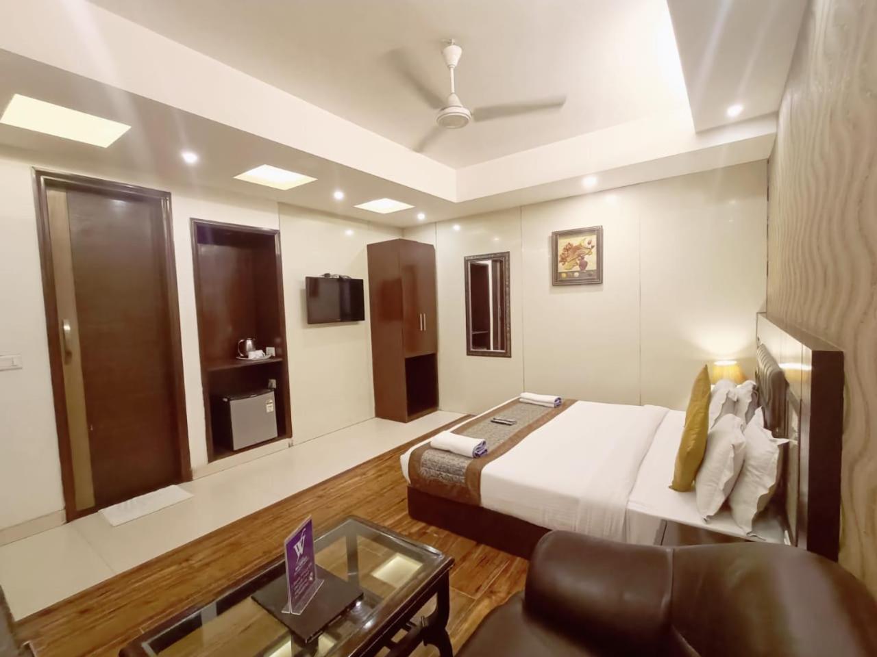 Hotel Waterfall Paschim Vihar Delhi Ngoại thất bức ảnh