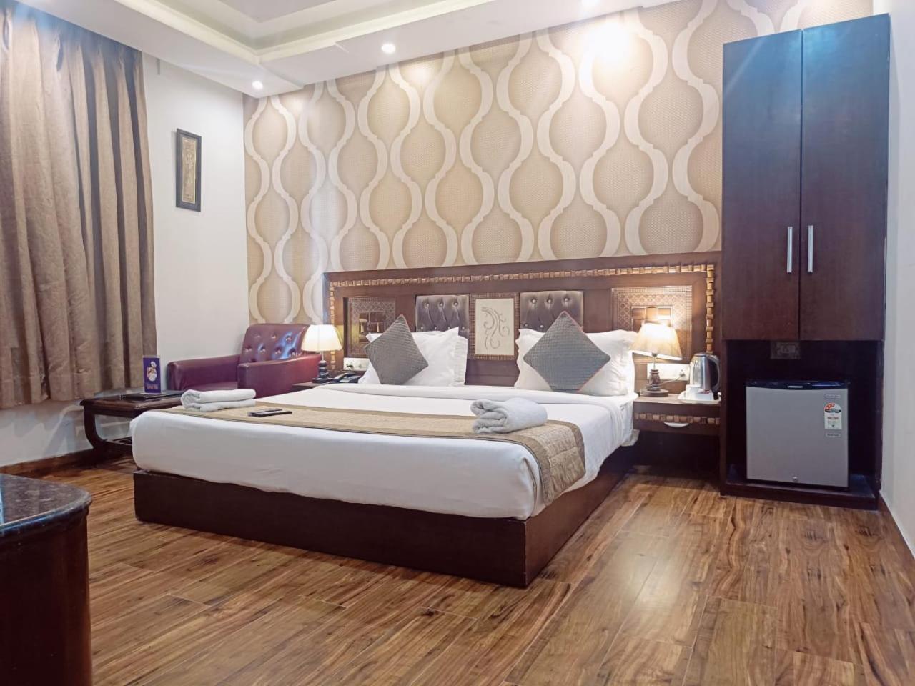Hotel Waterfall Paschim Vihar Delhi Ngoại thất bức ảnh